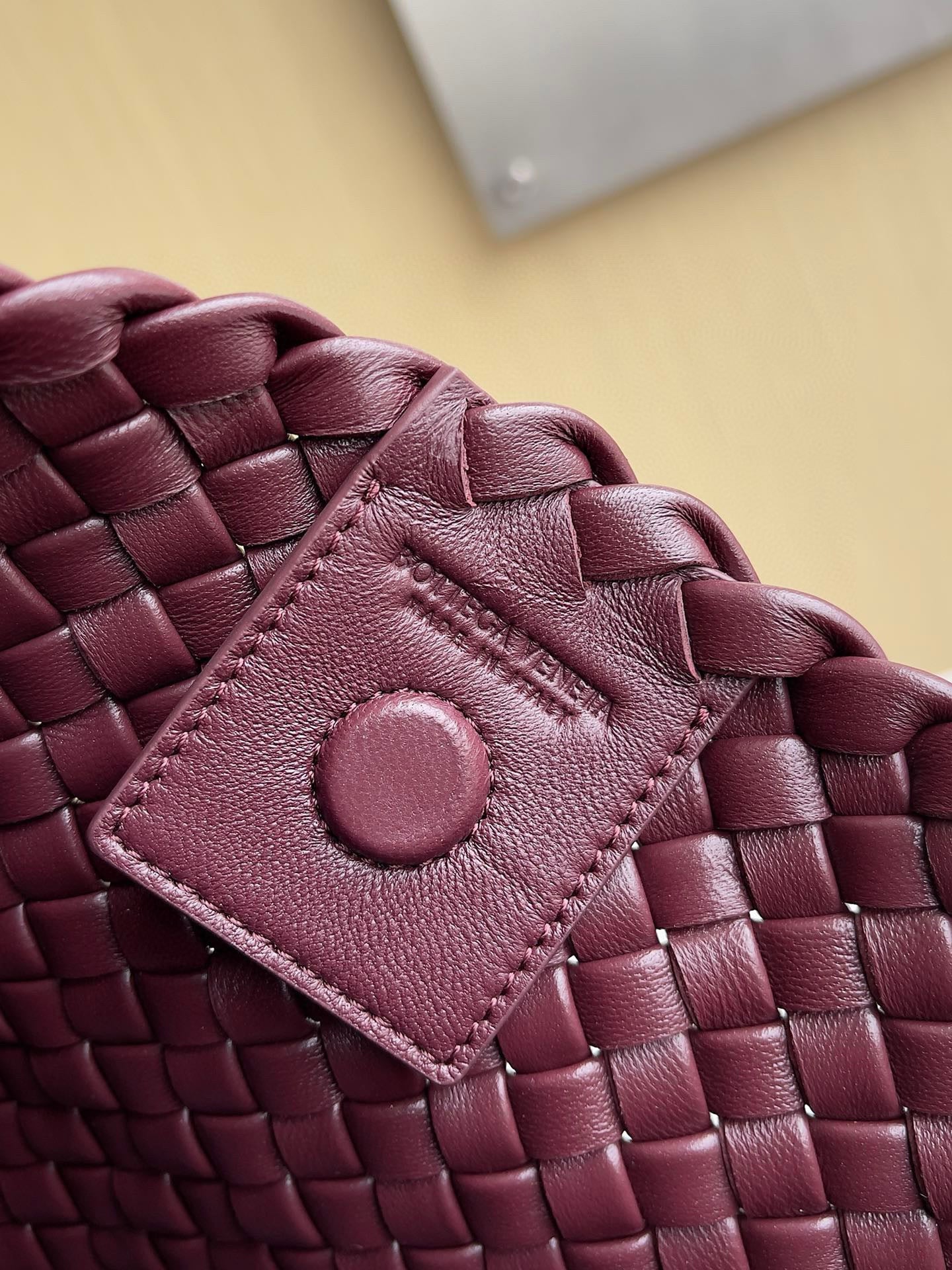 BV Clicker Shoulder Bag