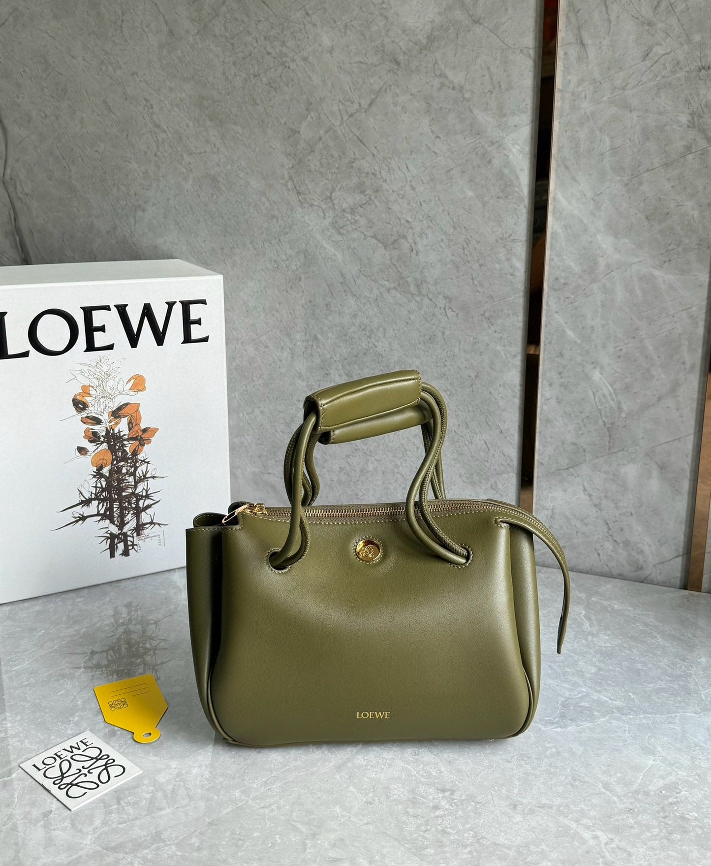 Loewe Madrid Handle Bag(23.5x10x19cm)