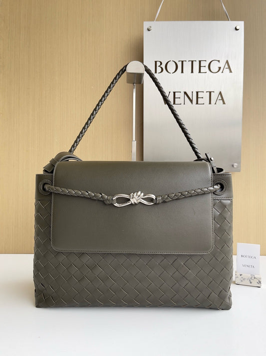 BV Andiamo Messenger in Fondant Bag