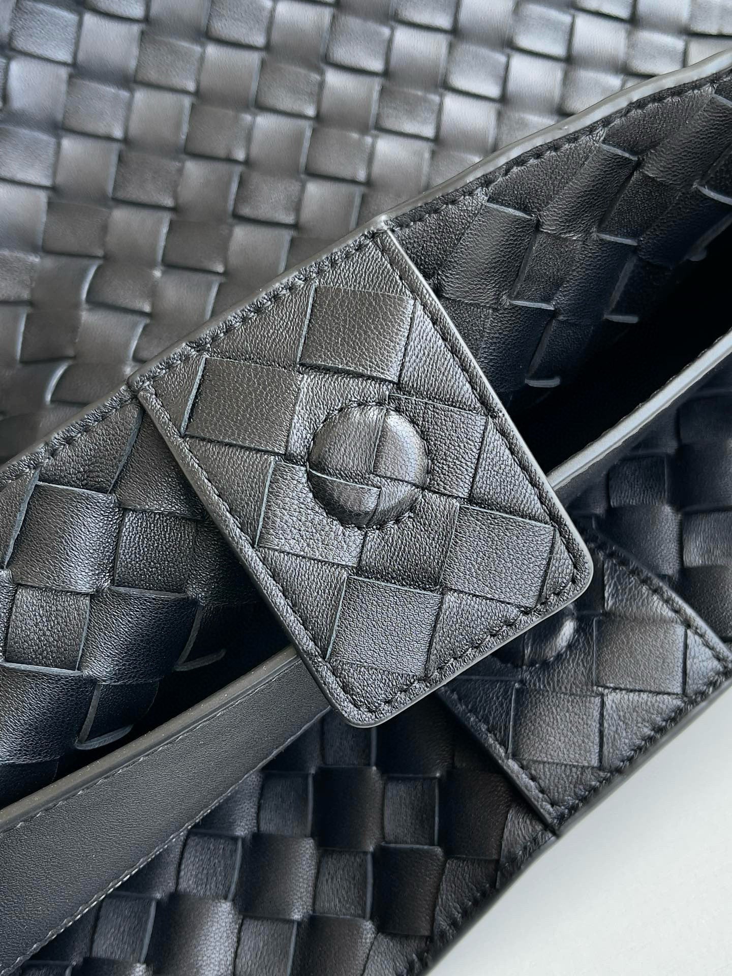 BV Intrecciato Cassette Shoulder Bag