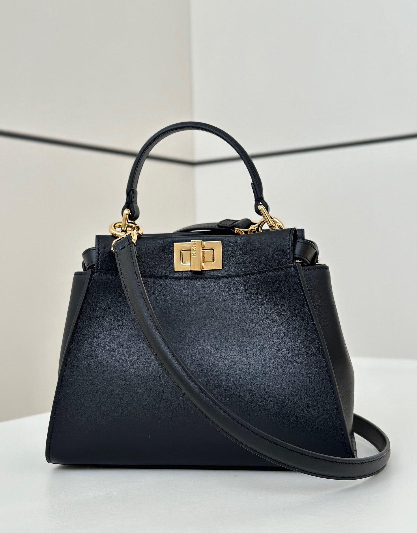 Fendi Peekaboo Bag (23x12x19 cm)