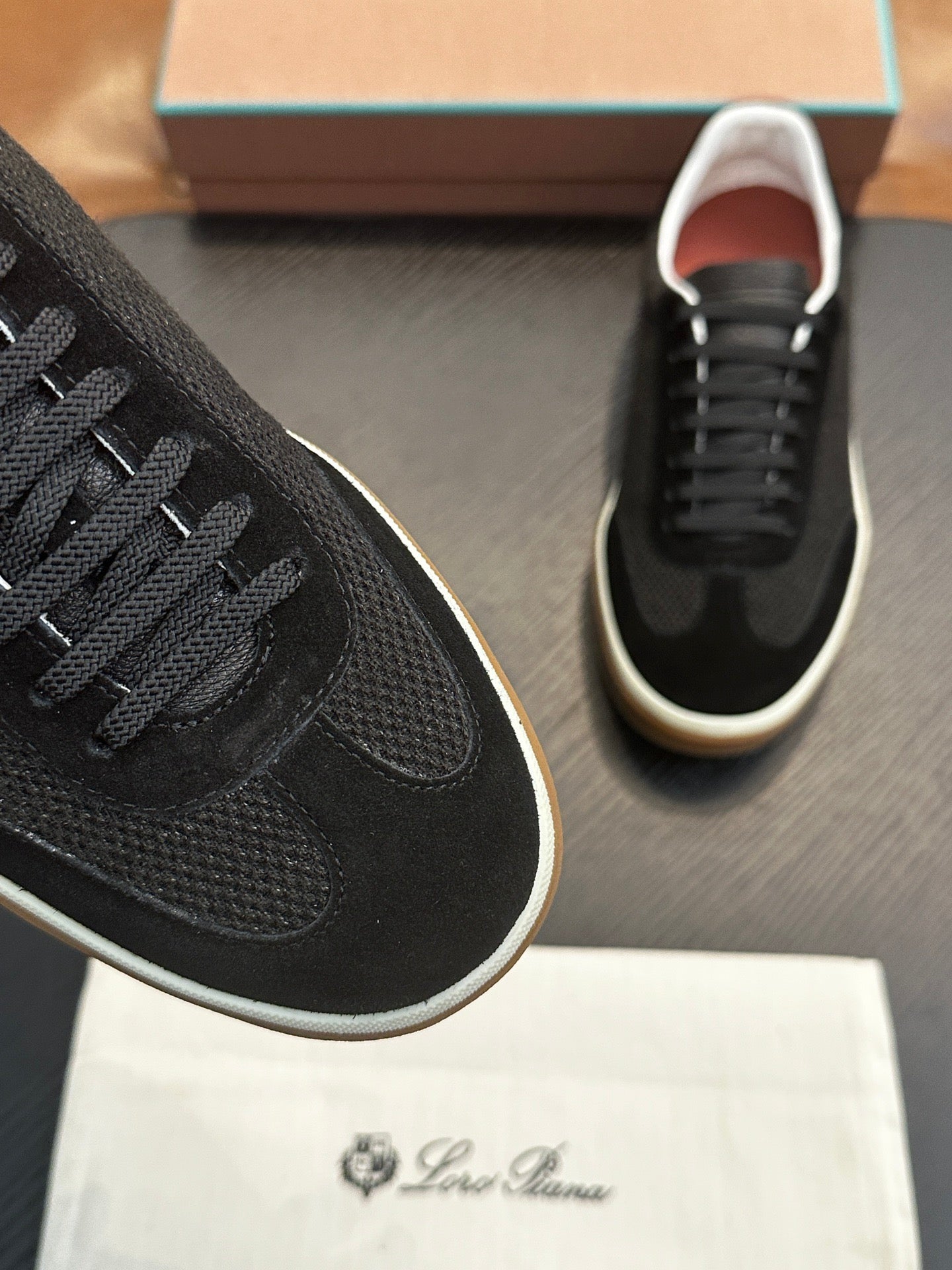 LP Sneakers