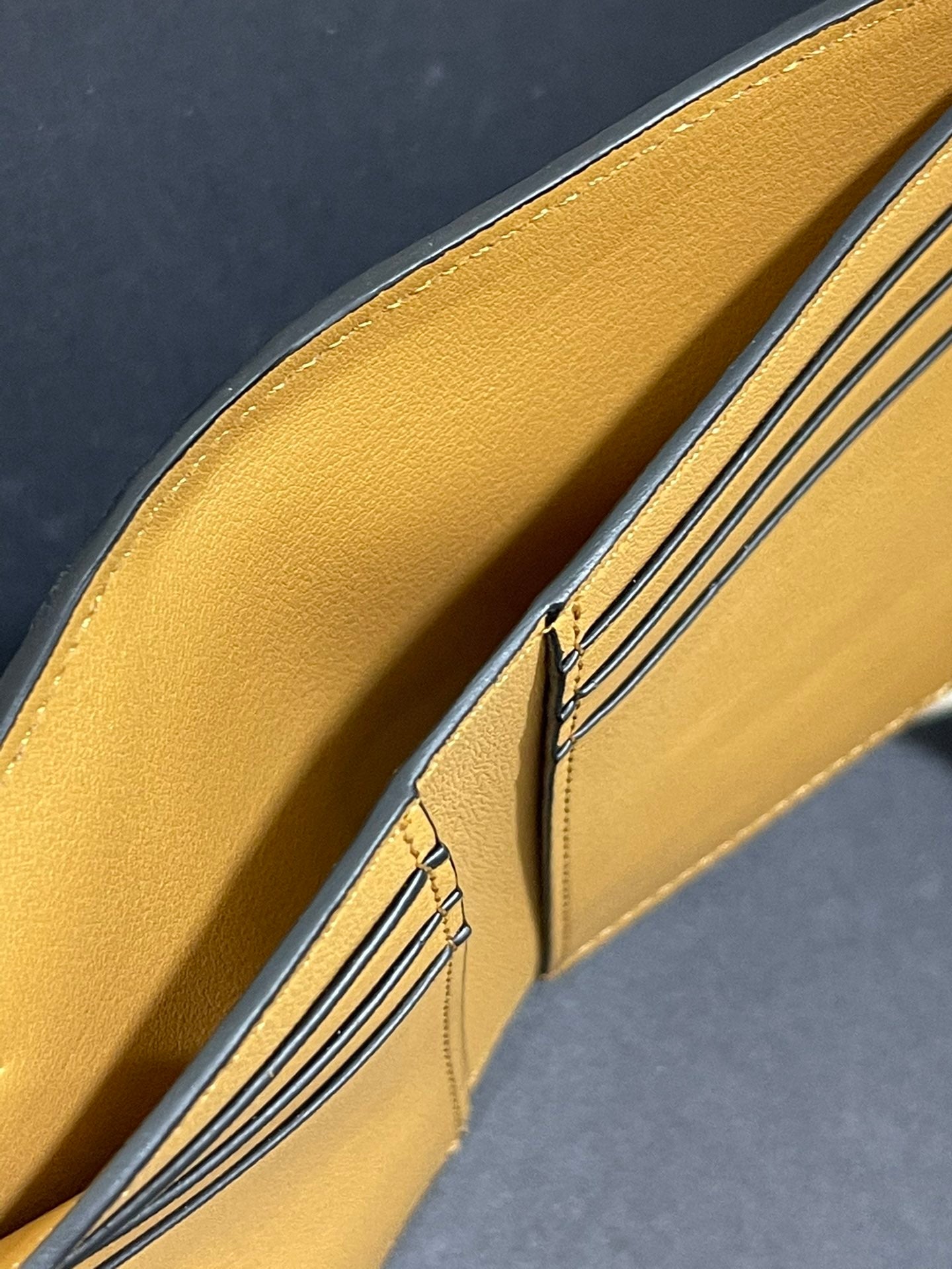 Loewe Wallet