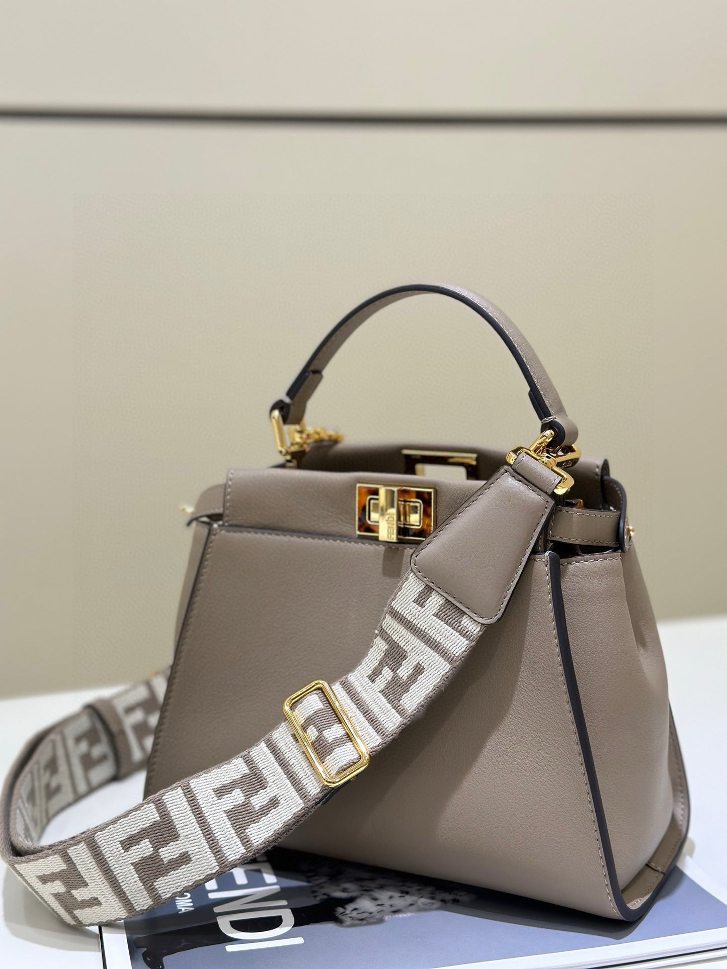 Fendi Peekaboo Bag (23x11x18 cm)