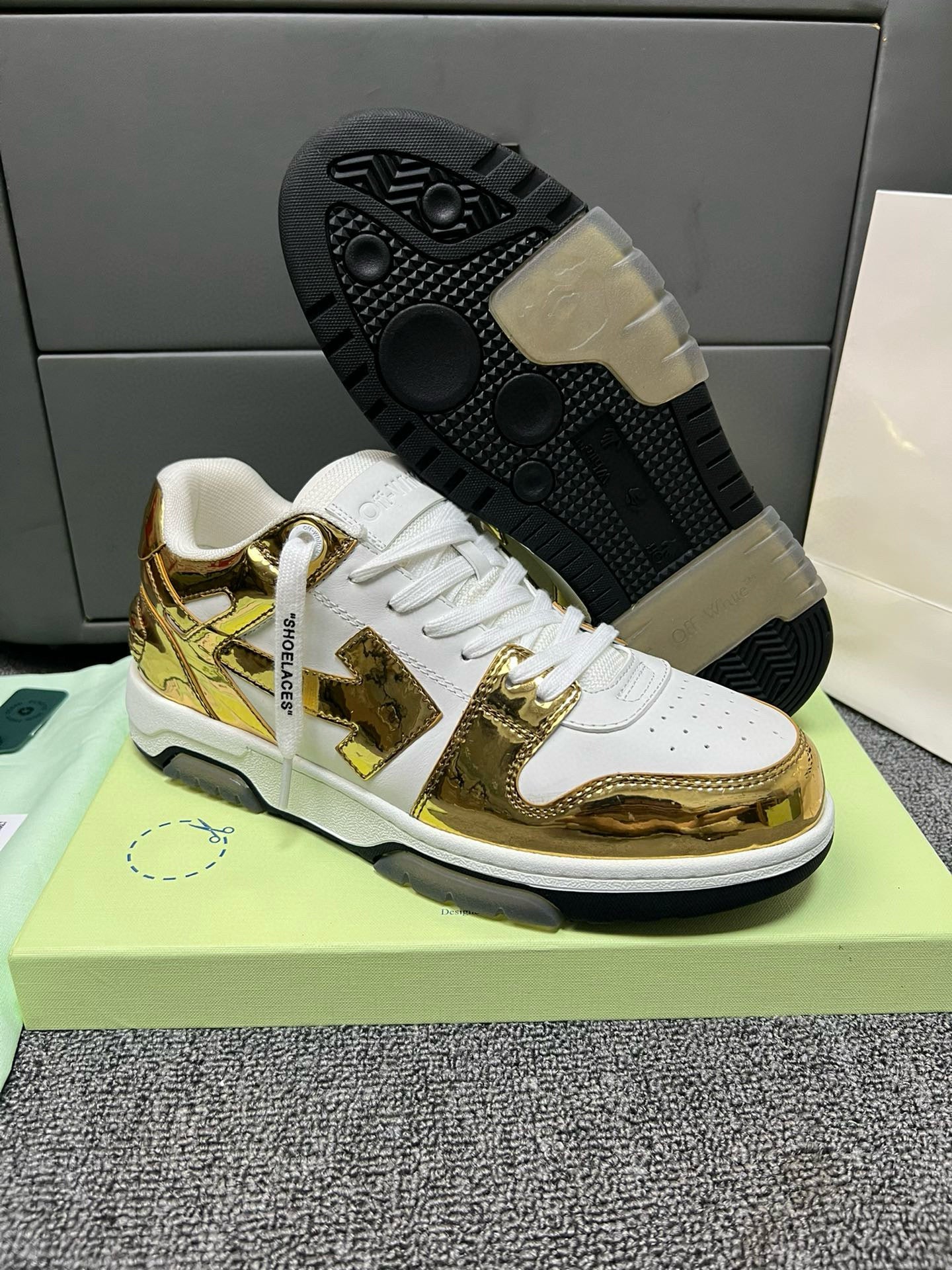Off-White Sneaker