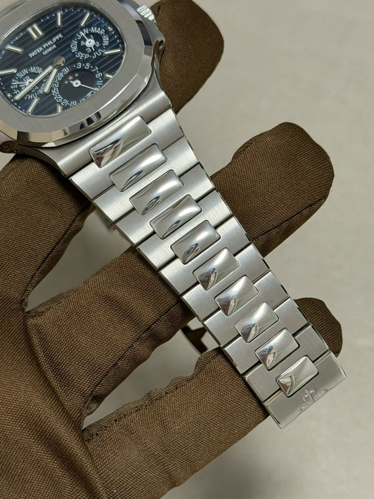 5940/1G-001 Nautilus