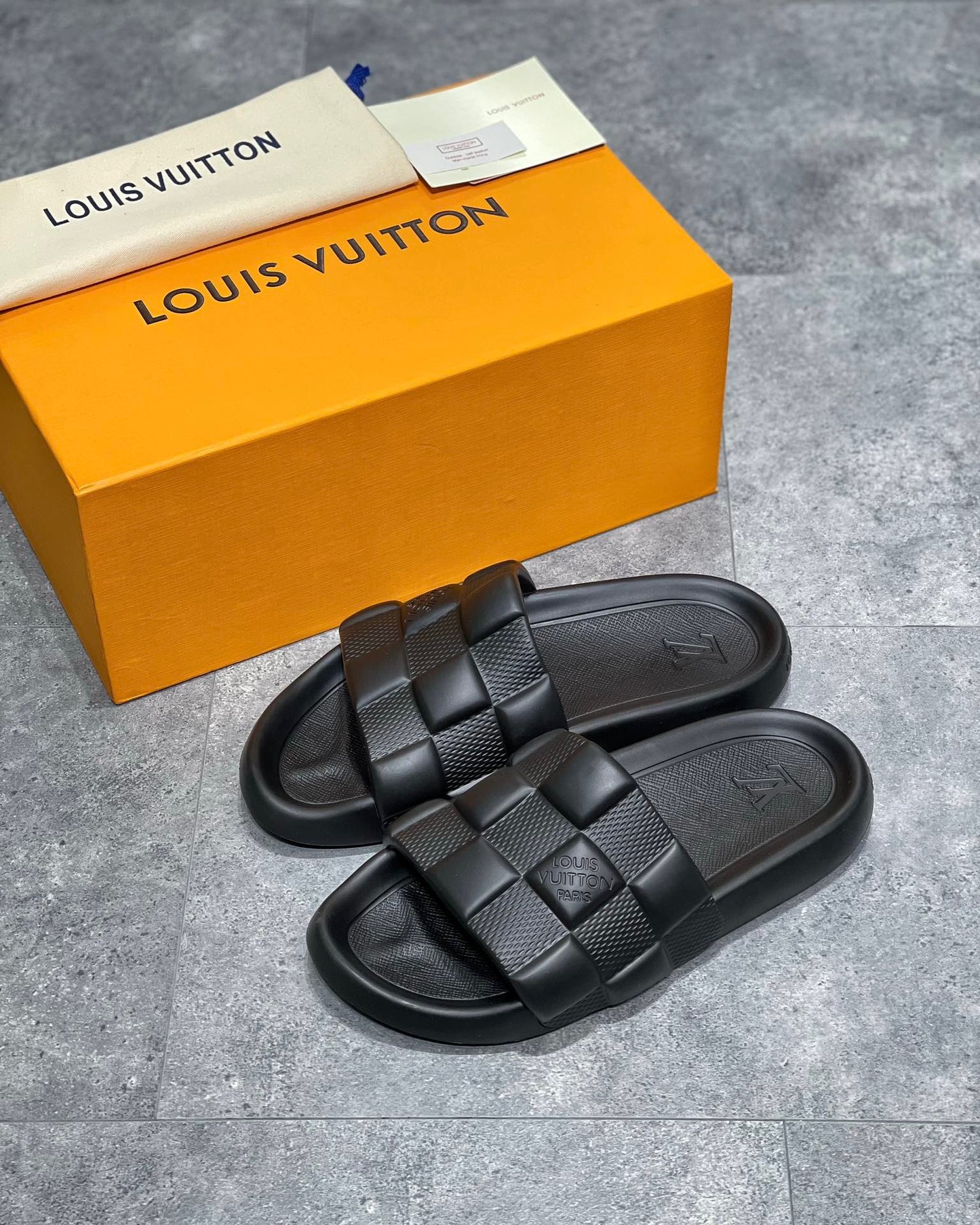 Lv sandal