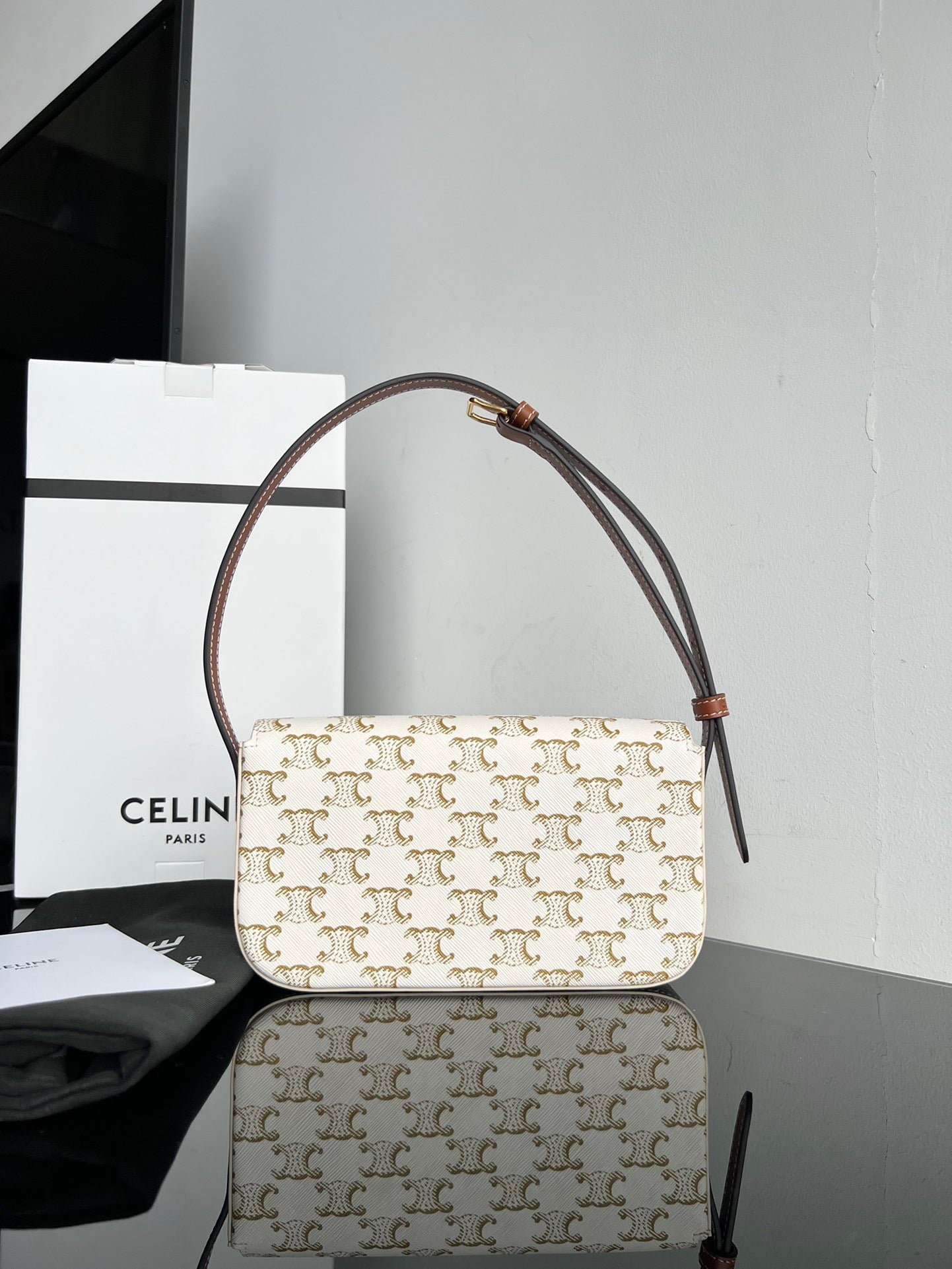 Céline Triomphe Hobo