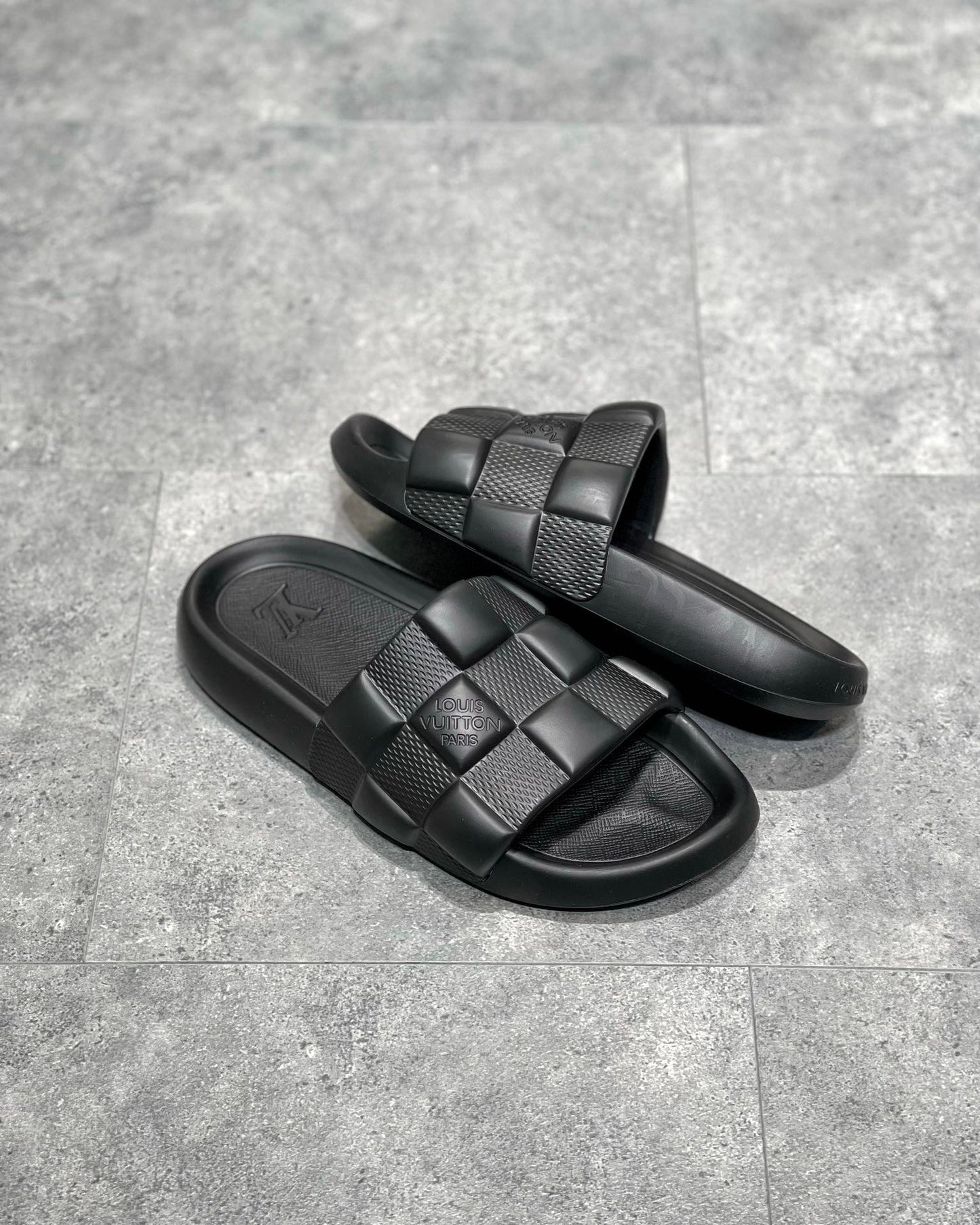 Lv sandal