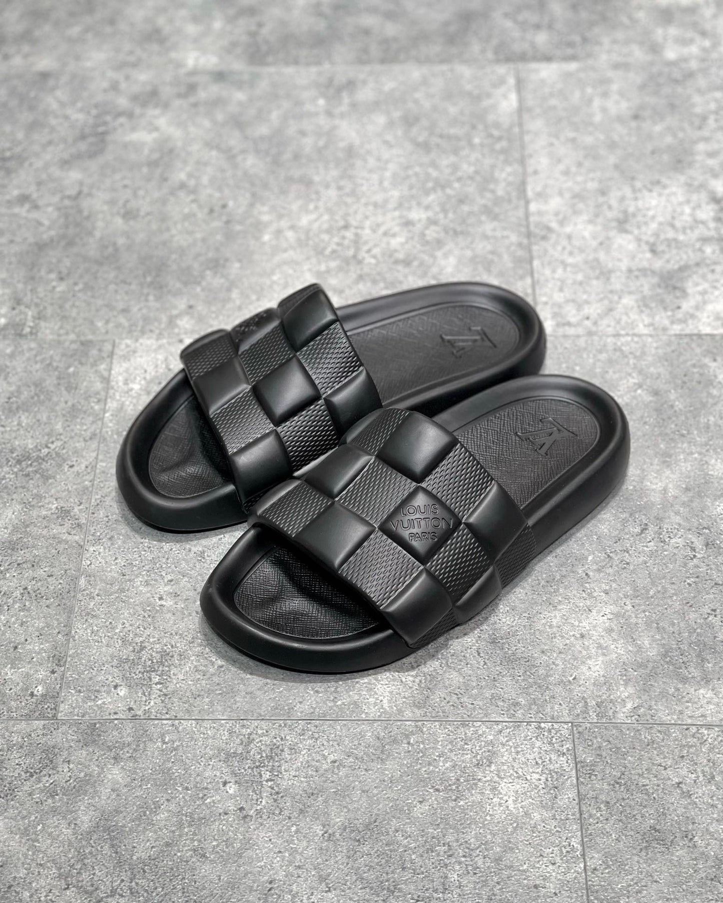 Lv sandal