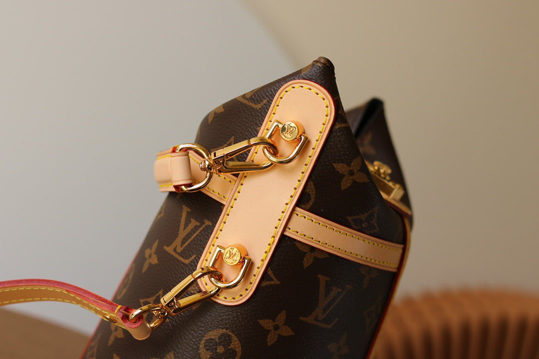 LV Duffle Bag - M43587