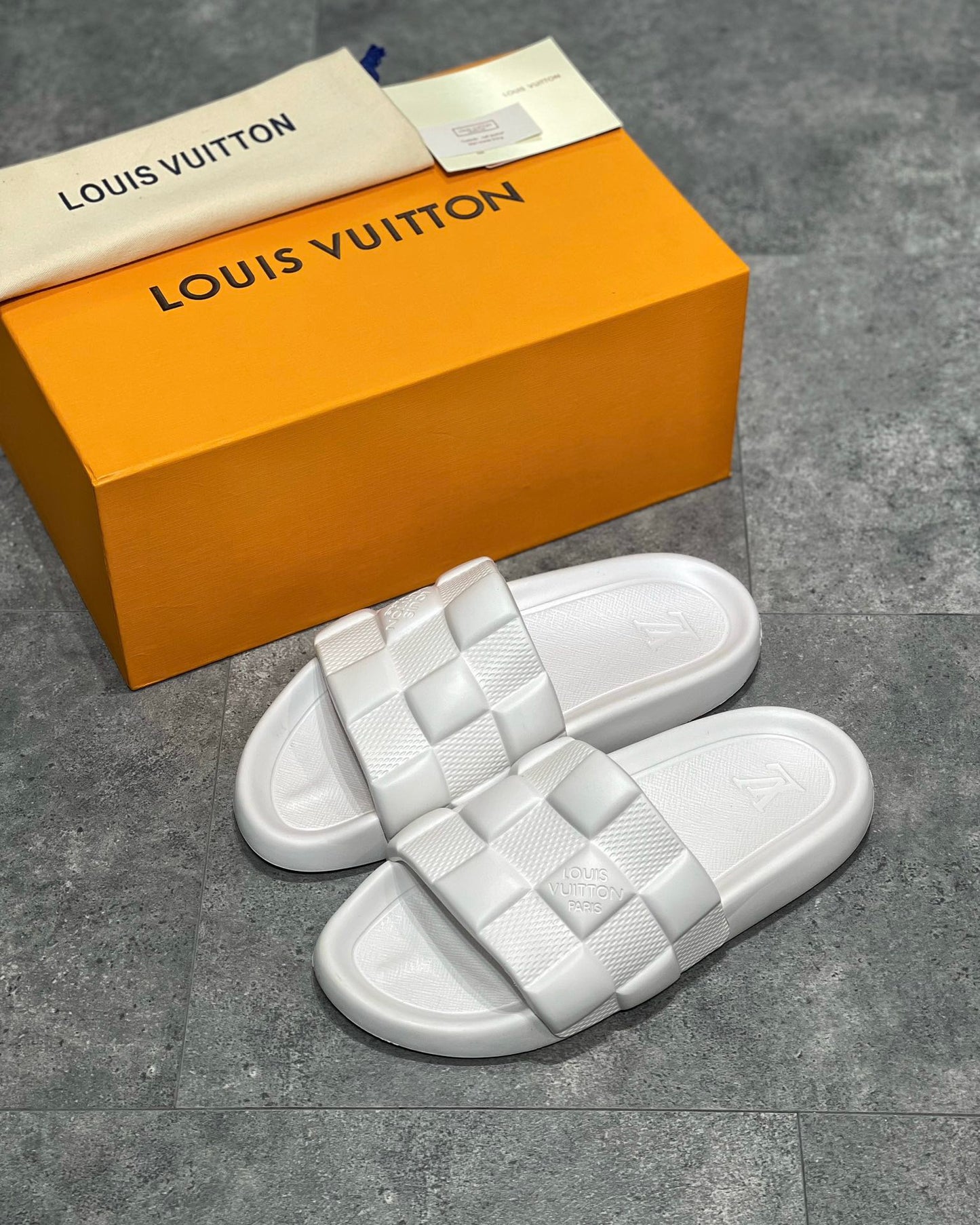 Lv sandal