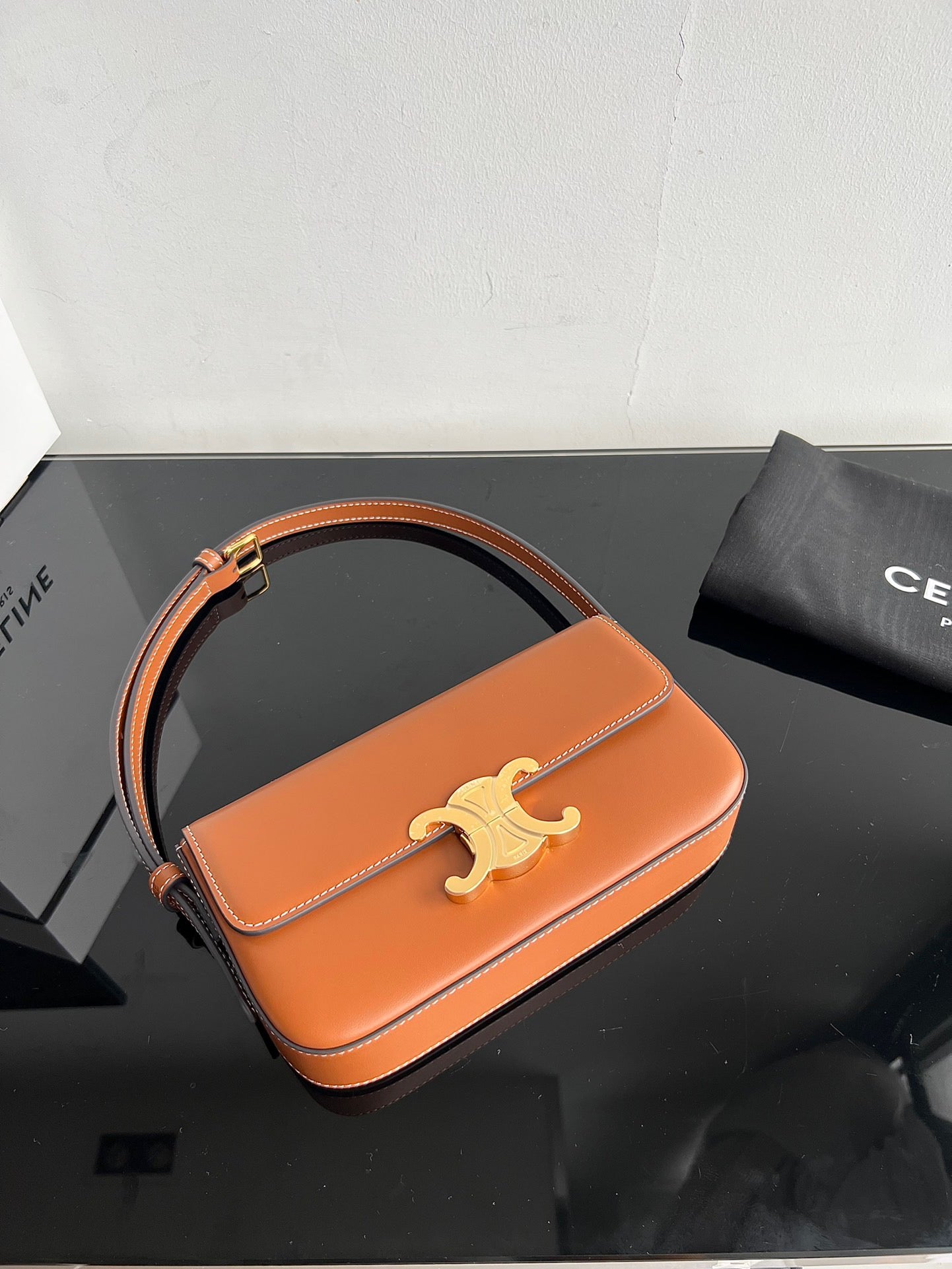 Céline Triomphe Hobo